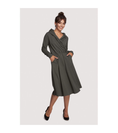 B245 Sukienka rozkloszowana z kapturem - militarna zieleń