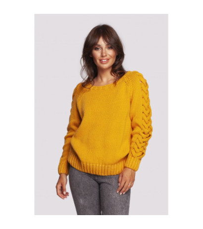 BK090 Sweter z szerokim dekoltem i warkoczem na rękawach - miodowy