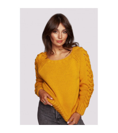 BK090 Sweter z szerokim dekoltem i warkoczem na rękawach - miodowy