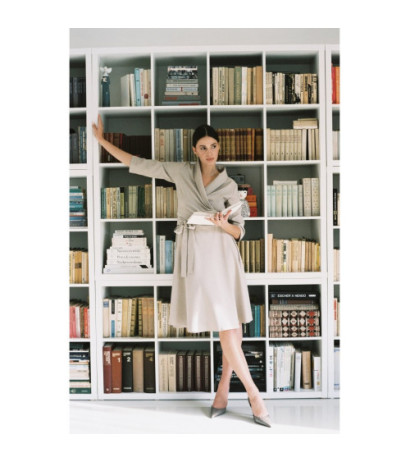 B255 Sukienka kopertowa z kołnierzem szalowym - beżowa