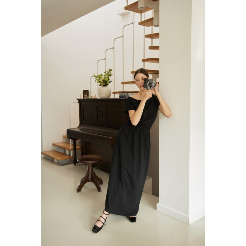 B264 Sukienka maxi z dekoltem i elastyczną talią - czarna