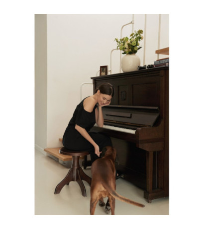 B264 Sukienka maxi z dekoltem i elastyczną talią - czarna