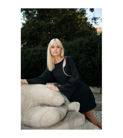 K181 Sukienka z wycięciem typu łezka w dekolcie - czarna