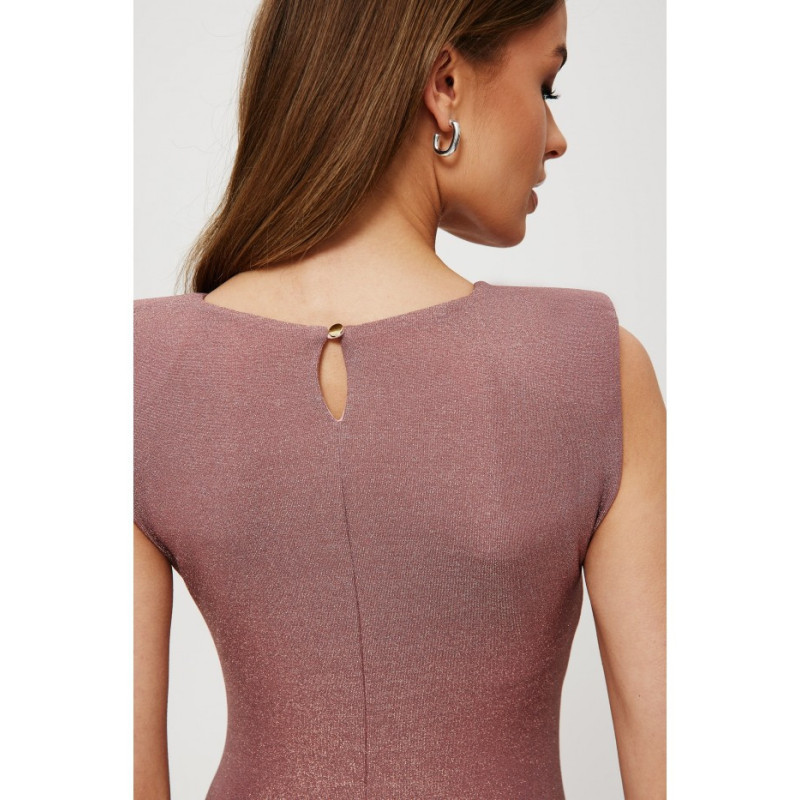 K186 Metaliczna sukienka maxi z poduszkami i marszczeniem - pudrowa