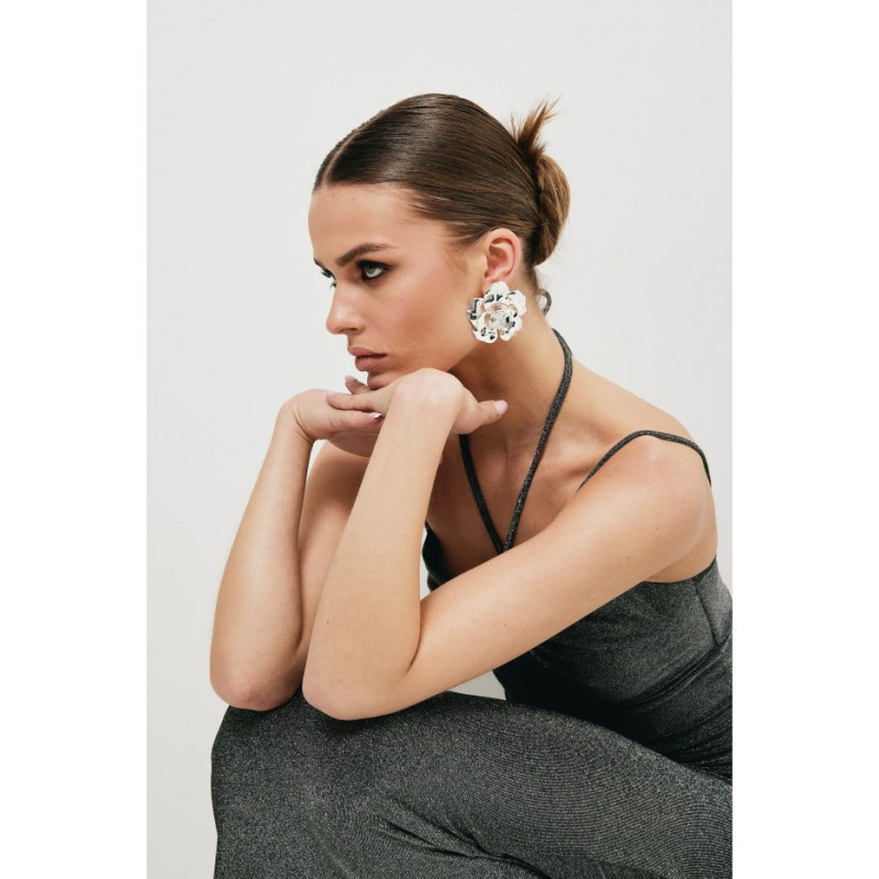 K188 Metaliczna sukienka maxi z wiązaniem w dekolcie - srebrna