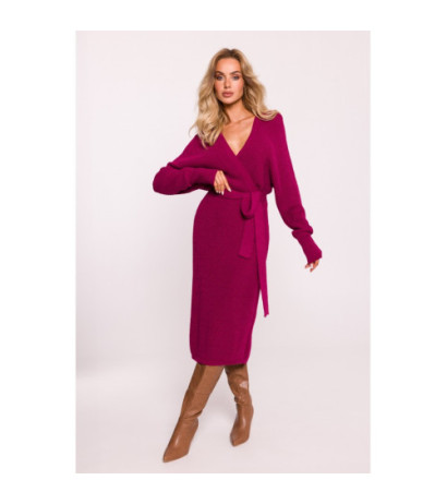 M810 Sukienka swetrowa z dekoltem kopertowym i paskiem - różowa