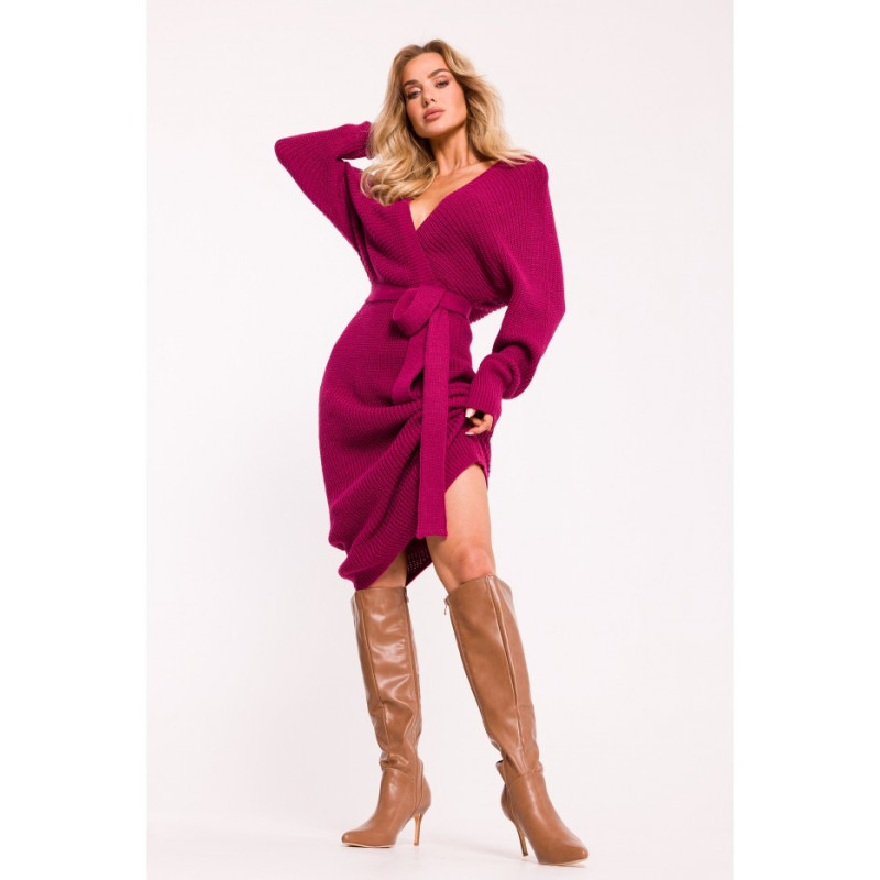 M810 Sukienka swetrowa z dekoltem kopertowym i paskiem - różowa
