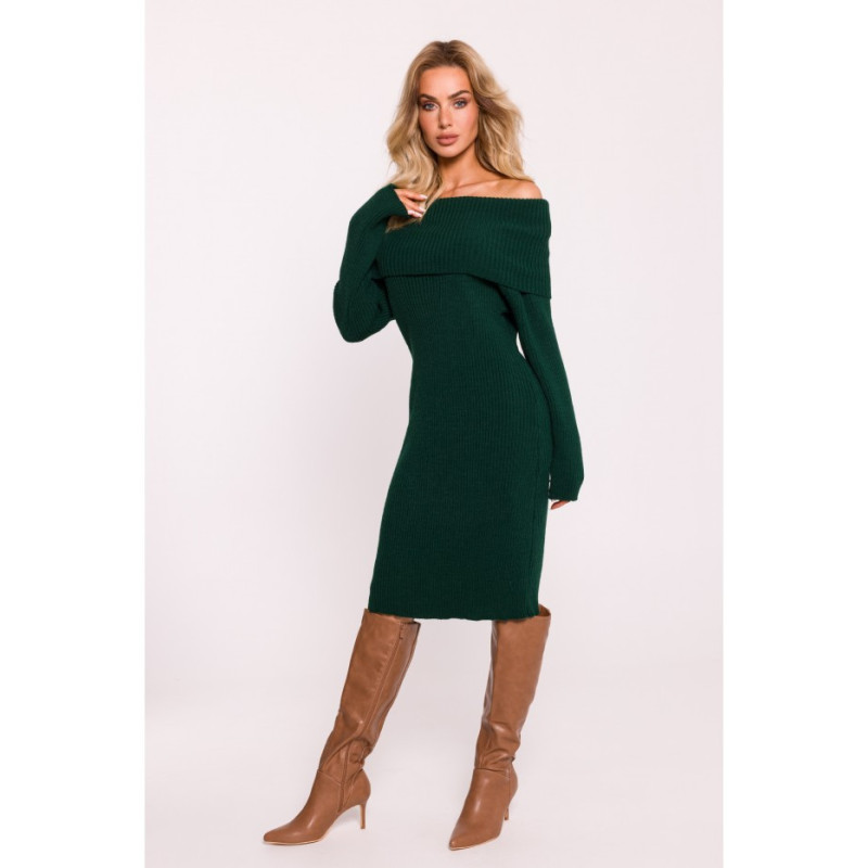M823 Sukienka swetrowa z szerokim kołnierzem - zielona