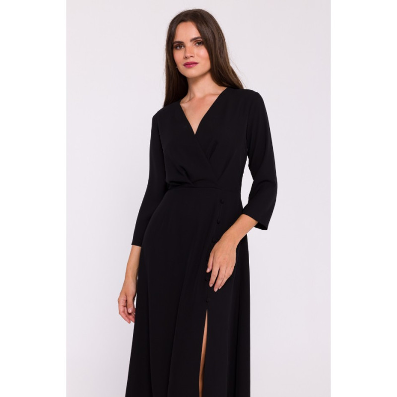 S385 Rozkloszowana sukienka z kopertowym dekoltem - czarna