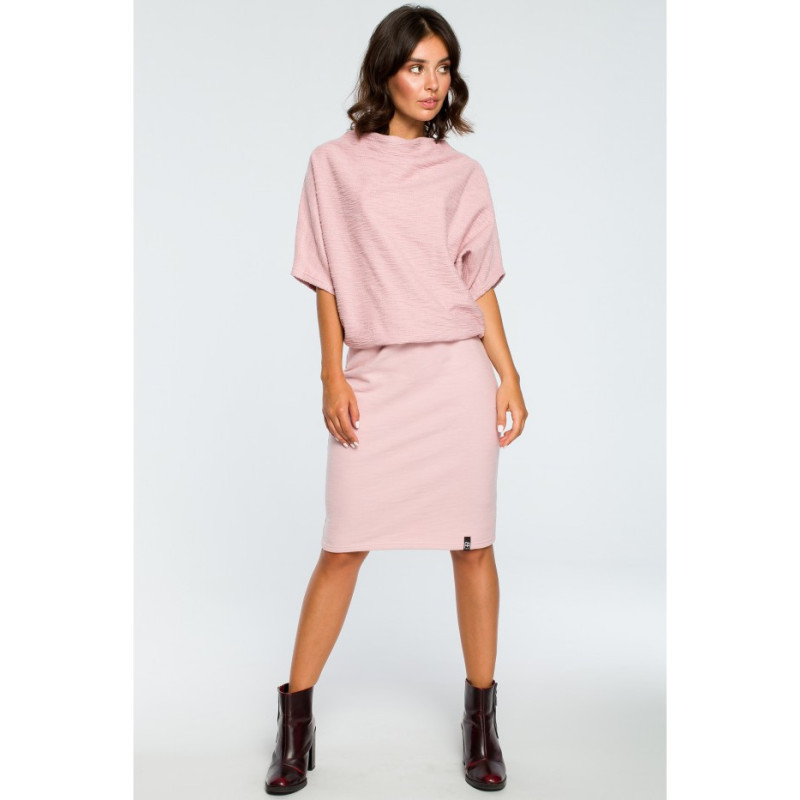 B097 Dopasowana sukienka z górą kimono - pudrowa