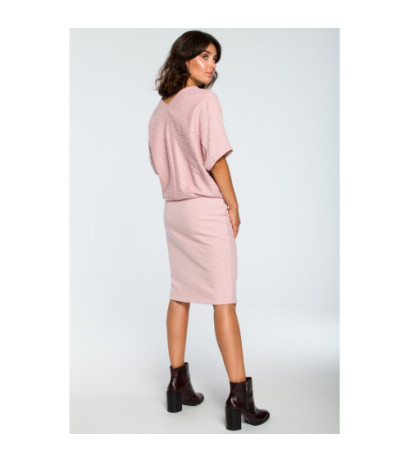 B097 Dopasowana sukienka z górą kimono - pudrowa