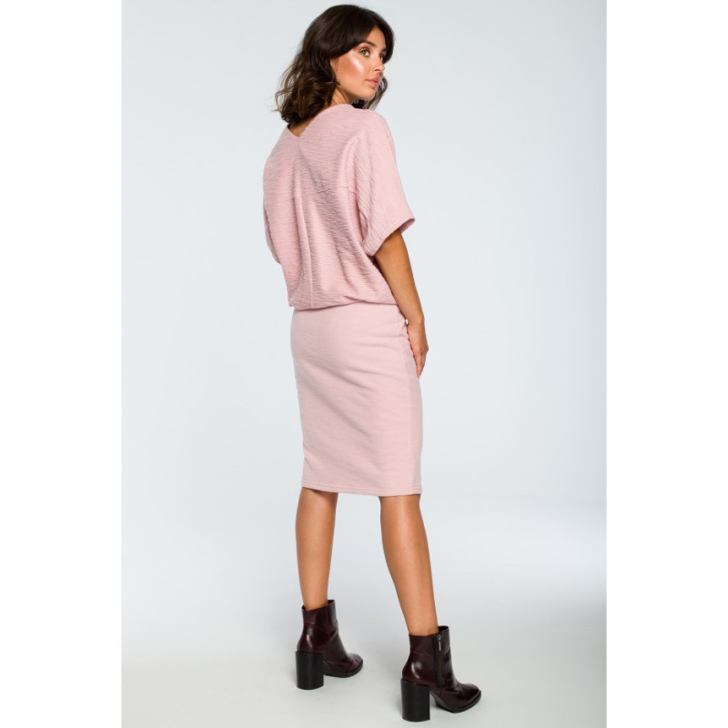B097 Dopasowana sukienka z górą kimono - pudrowa