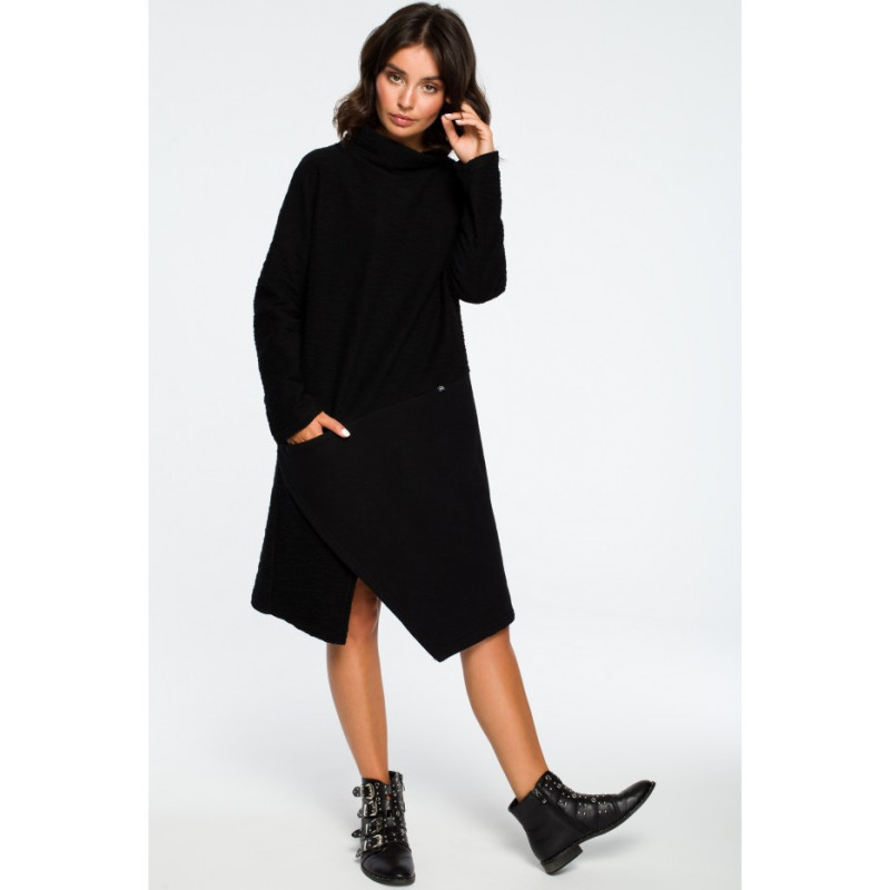 B098 Sukienka z asymetrycznym przeszyciem na przodzie - czarna