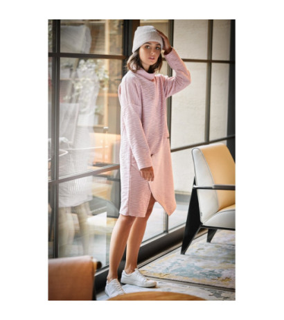 B098 Sukienka z asymetrycznym przeszyciem na przodzie - pudrowa