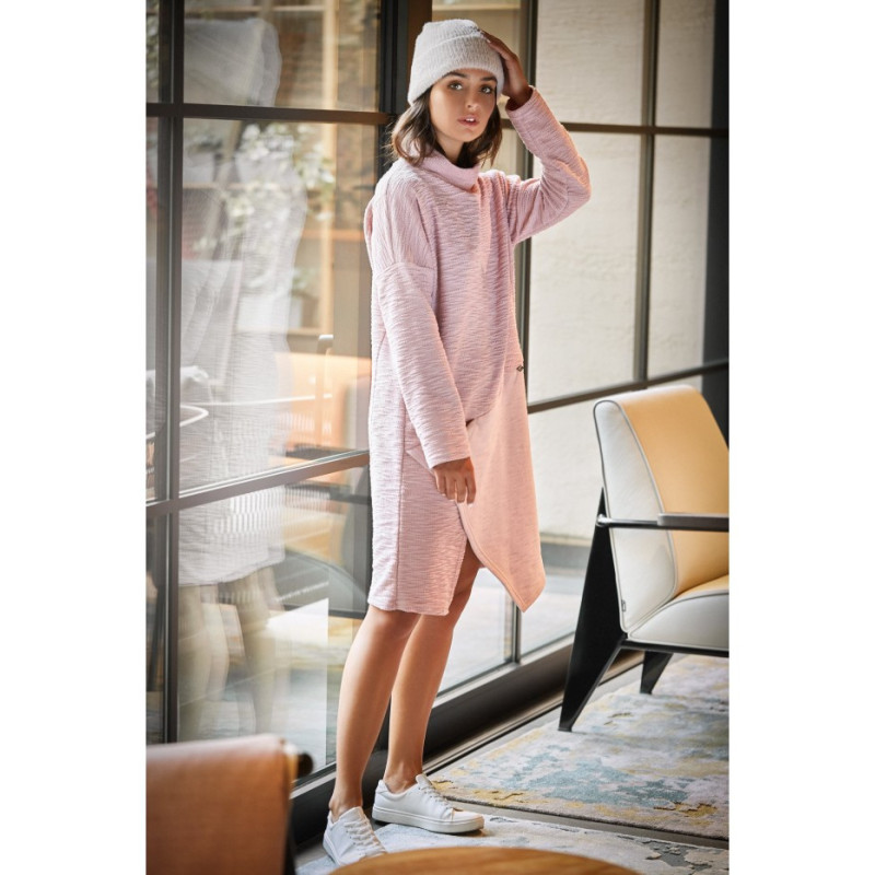 B098 Sukienka z asymetrycznym przeszyciem na przodzie - pudrowa