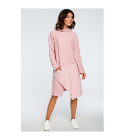 B098 Sukienka z asymetrycznym przeszyciem na przodzie - pudrowa