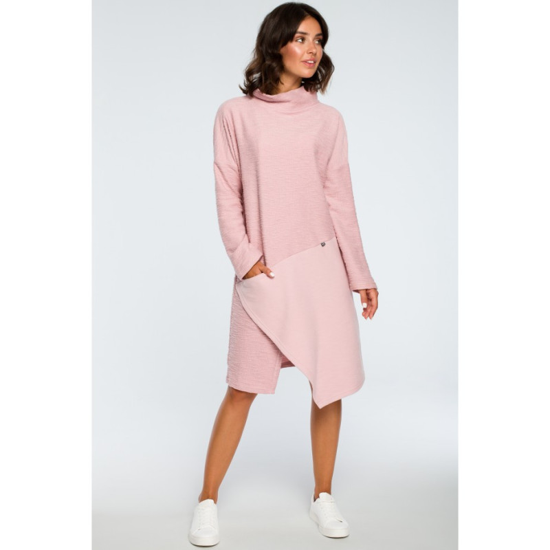 B098 Sukienka z asymetrycznym przeszyciem na przodzie - pudrowa