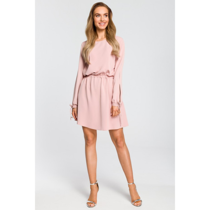 M426 Odcinana sukienka z długim rękawem - pudrowa