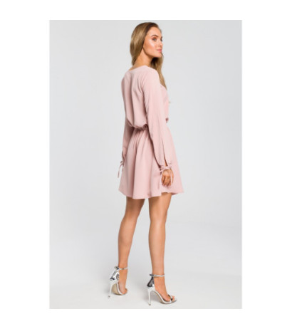 M426 Odcinana sukienka z długim rękawem - pudrowa