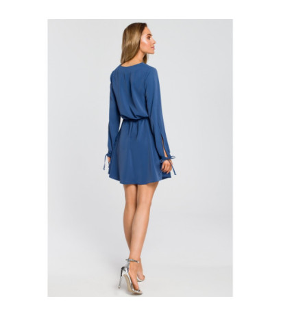 M426 Odcinana sukienka z długim rękawem - niebieska