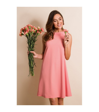S157 Sukienka trapezowa z dekoltem z tyłu - łososiowa