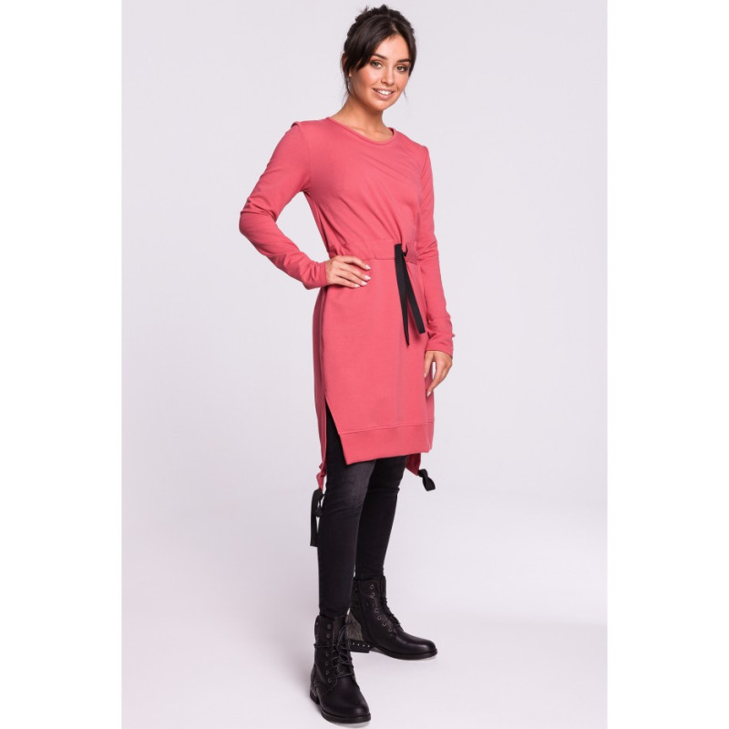 B133 Sukienka z rozcięciami na bokach - koralowa