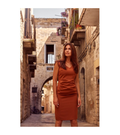 S174 Sukienka z dekoltem i marszczeniami na przodzie - ruda