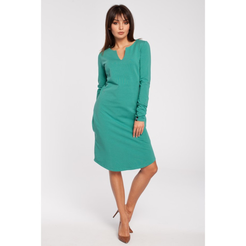 B017 Klasyczna sukienka z rozcięciem na dekolcie - zielona