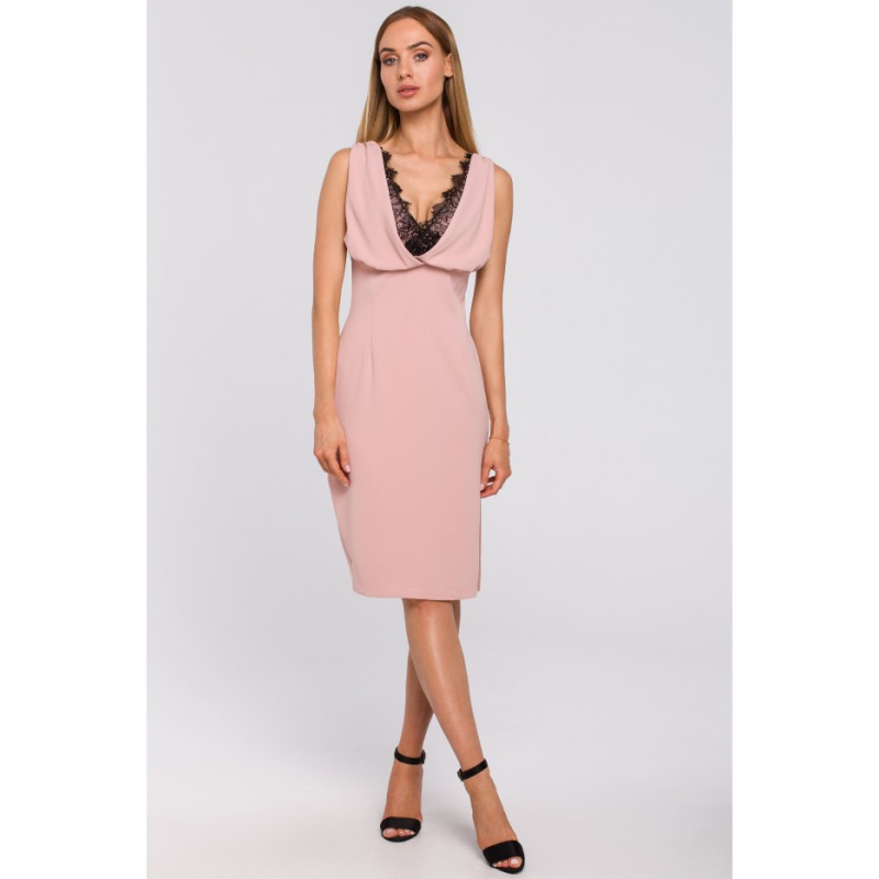 M486 Sukienka z koronkową wstawką w dekolcie - pudrowa