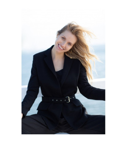 B159 Niezapinany żakiet z paskiem i klamrą - czarny