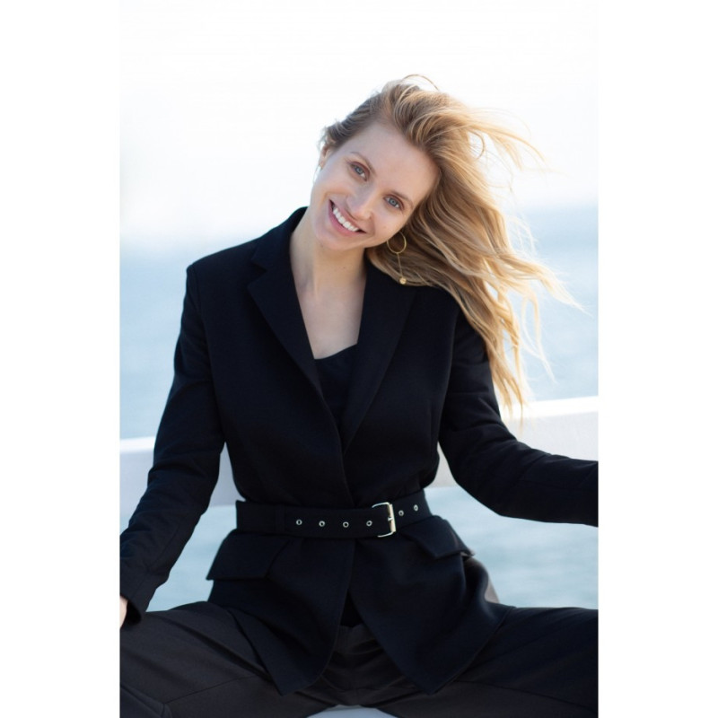 B159 Niezapinany żakiet z paskiem i klamrą - czarny