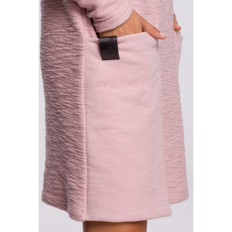 B177 Prosta sukienka z wysokim kołnierzem - pudrowa