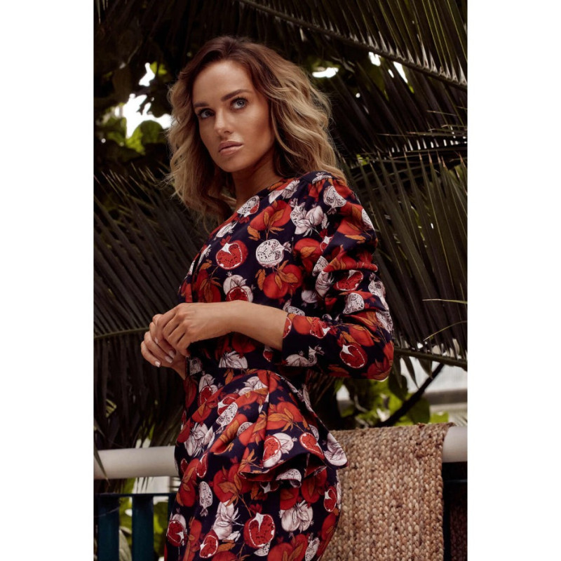 M532 Sukienka mini we wzór z falbaną na boku - model 1