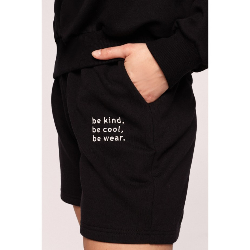 B186 Szorty dresowe z haftem - czarne