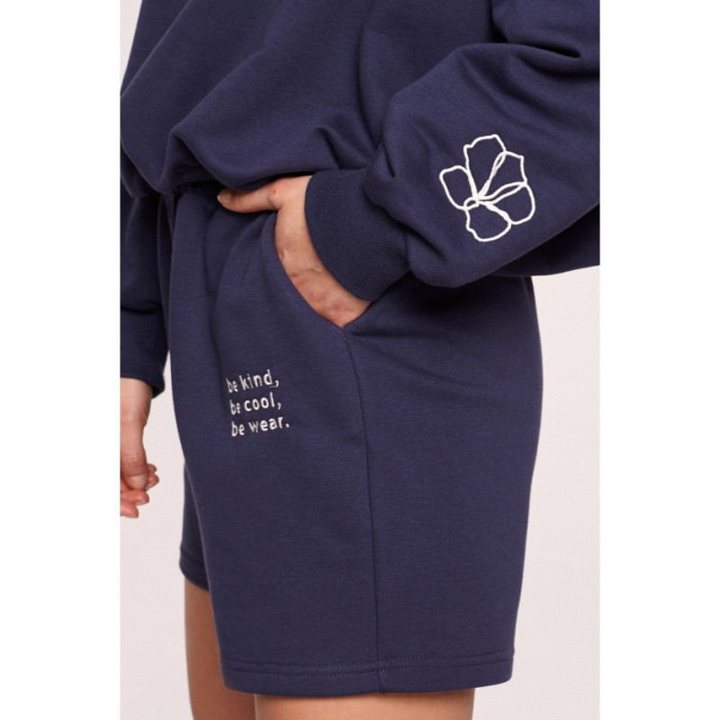 B186 Szorty dresowe z haftem - niebieskie