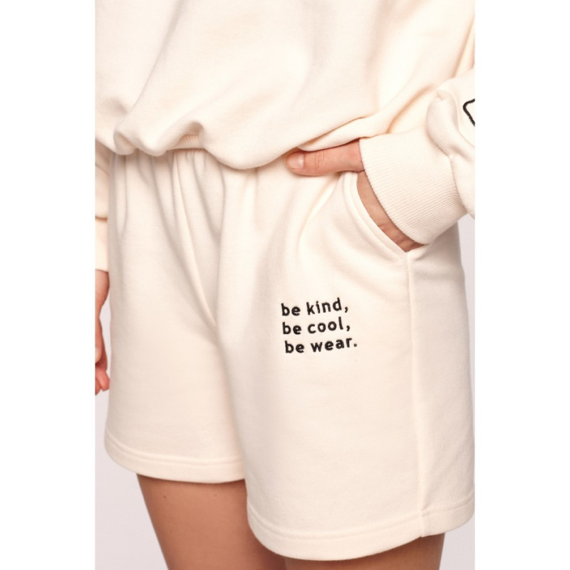 B186 Szorty dresowe z haftem - waniliowe