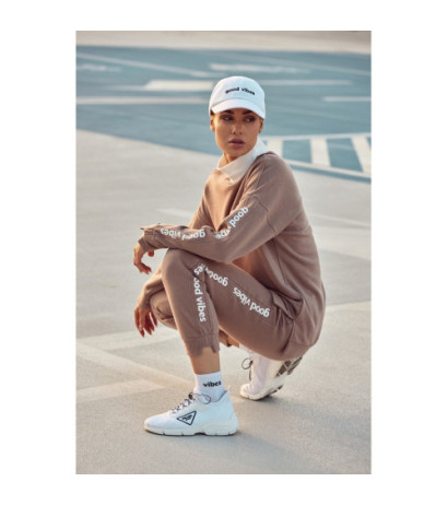 M625 Czapka z daszkiem z haftem GOOD VIBES - biała