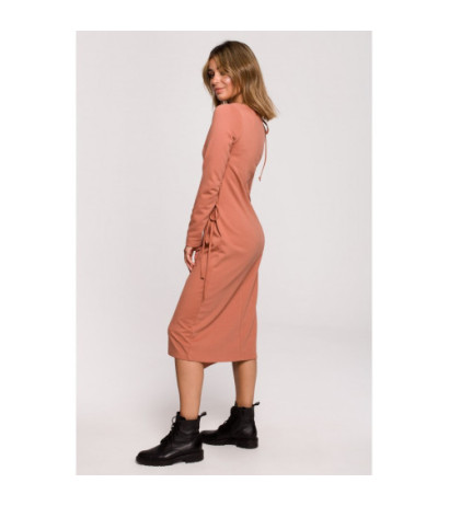 B206 Sukienka warstwowa z wiązaniem - ceglasta