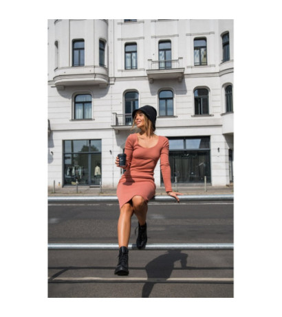 B207 Sukienka midi z dzianiny prążkowanej - ceglasta