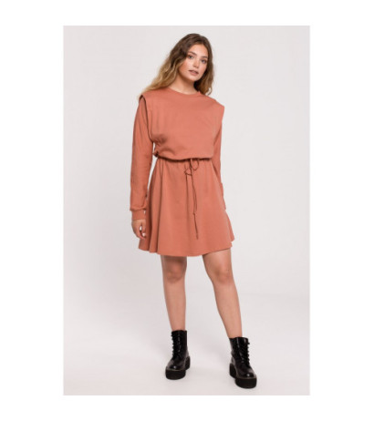 B208 Rozkloszowana sukienka z wiązaniem - ceglasta