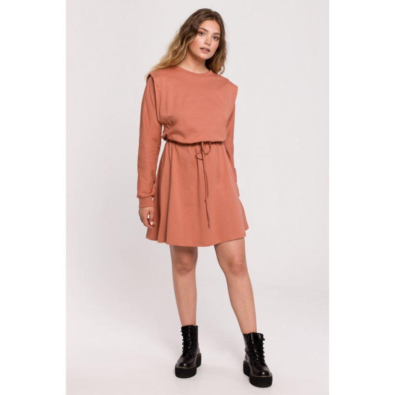 B208 Rozkloszowana sukienka z wiązaniem - ceglasta