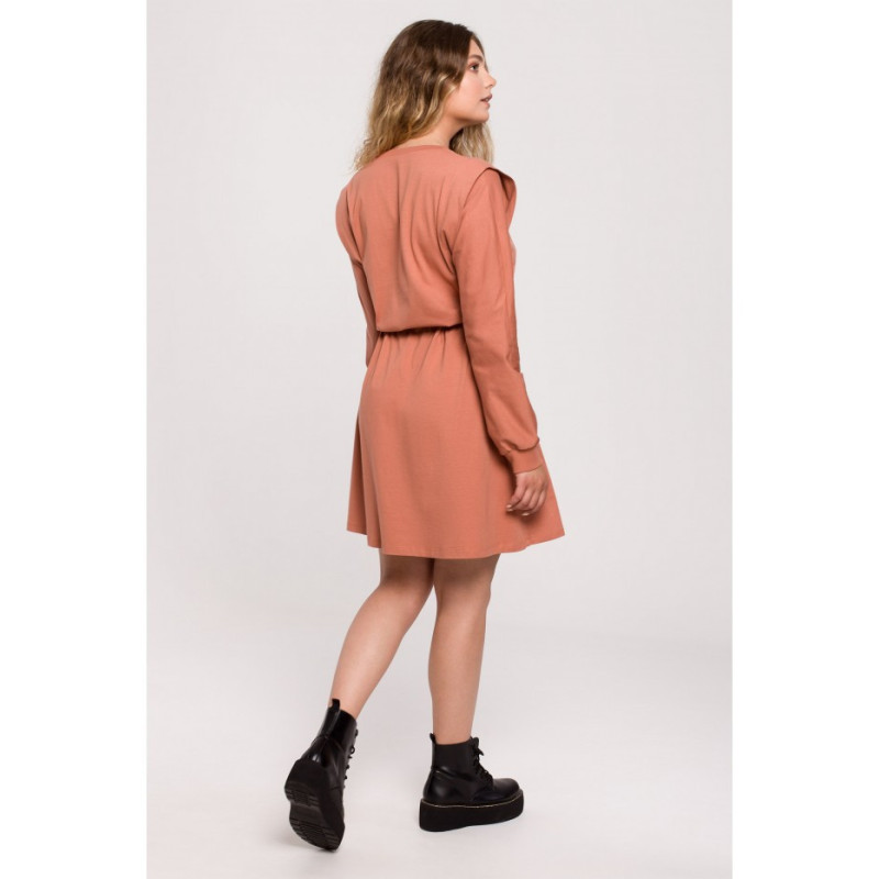 B208 Rozkloszowana sukienka z wiązaniem - ceglasta