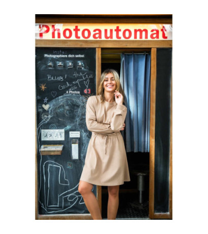 B208 Rozkloszowana sukienka z wiązaniem - orzechowa