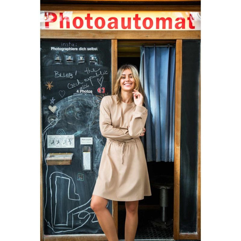 B208 Rozkloszowana sukienka z wiązaniem - orzechowa