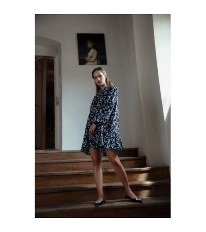 K121 Sukienka oversize z falbaną i nadrukiem - model 1