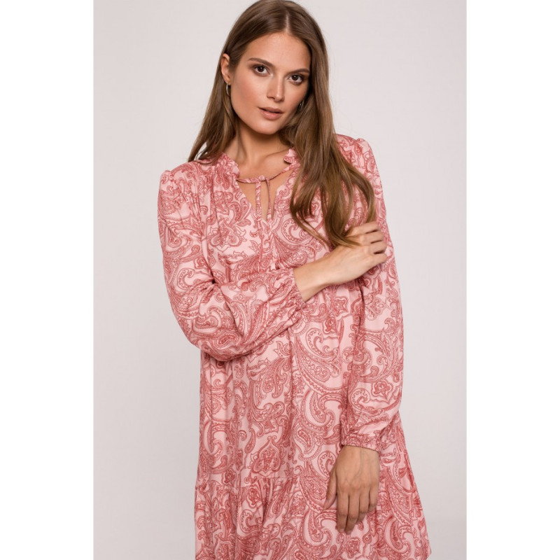 K121 Sukienka oversize z falbaną i nadrukiem - model 3