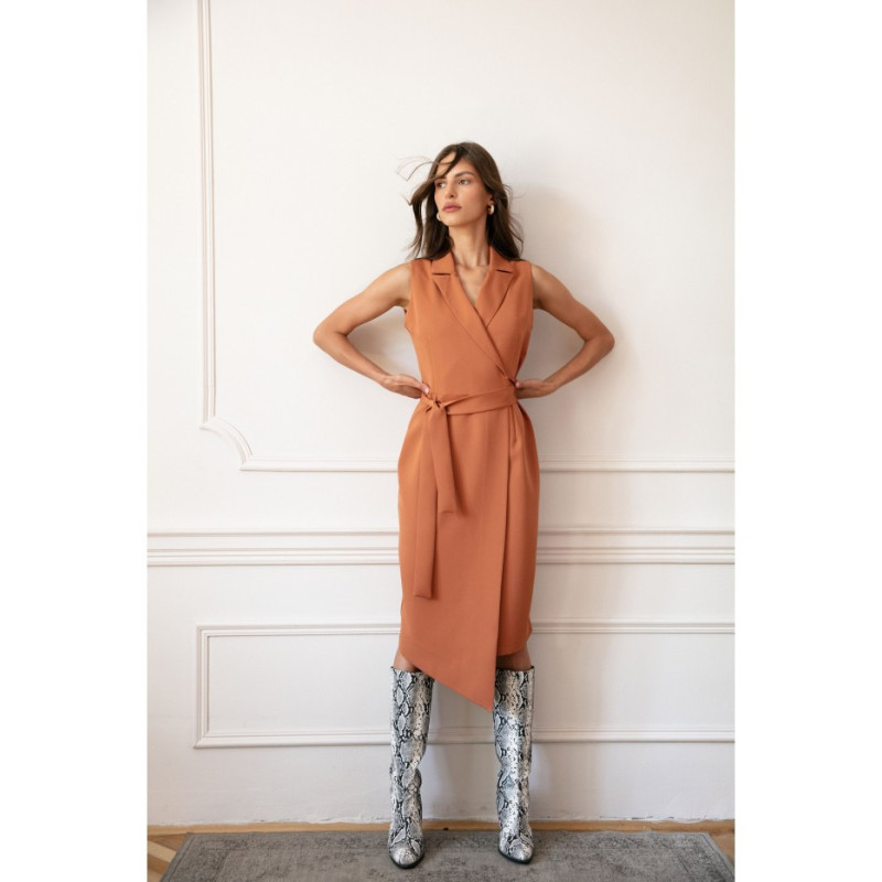 S275 Sukienka żakietowa z asymetrycznym dołem - ruda
