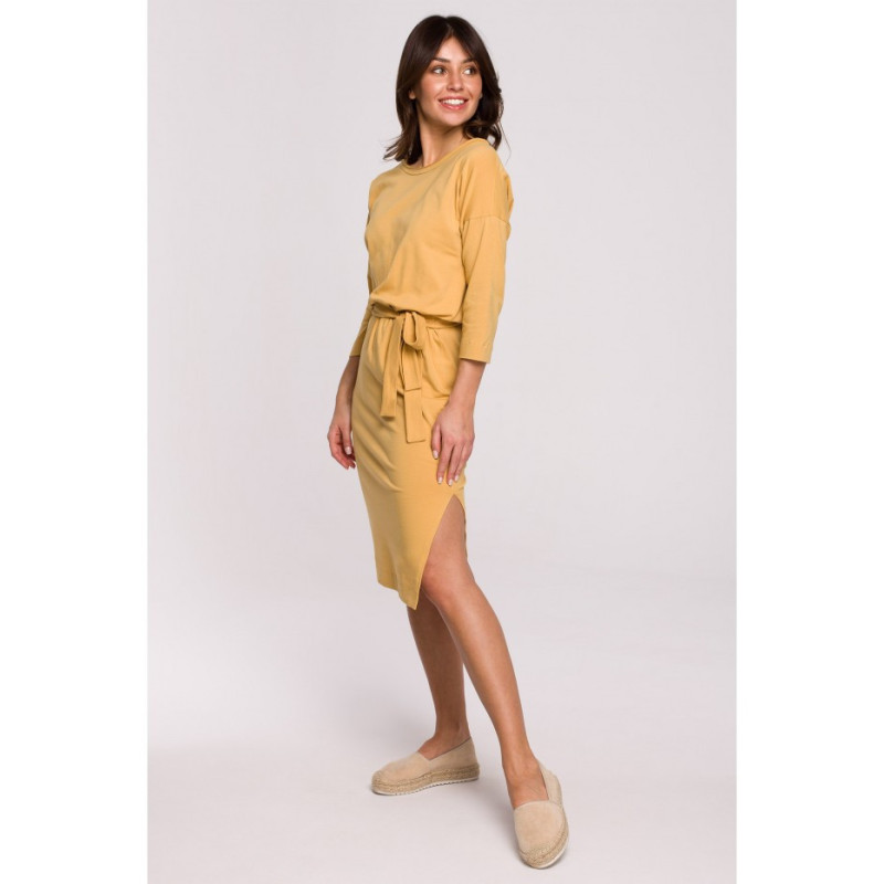 B221 Sukienka z paskiem i rozcięciem na boku - miodowa