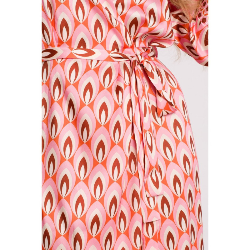 M668 Sukienka z nadrukiem na zakładkę z paskiem - model 2