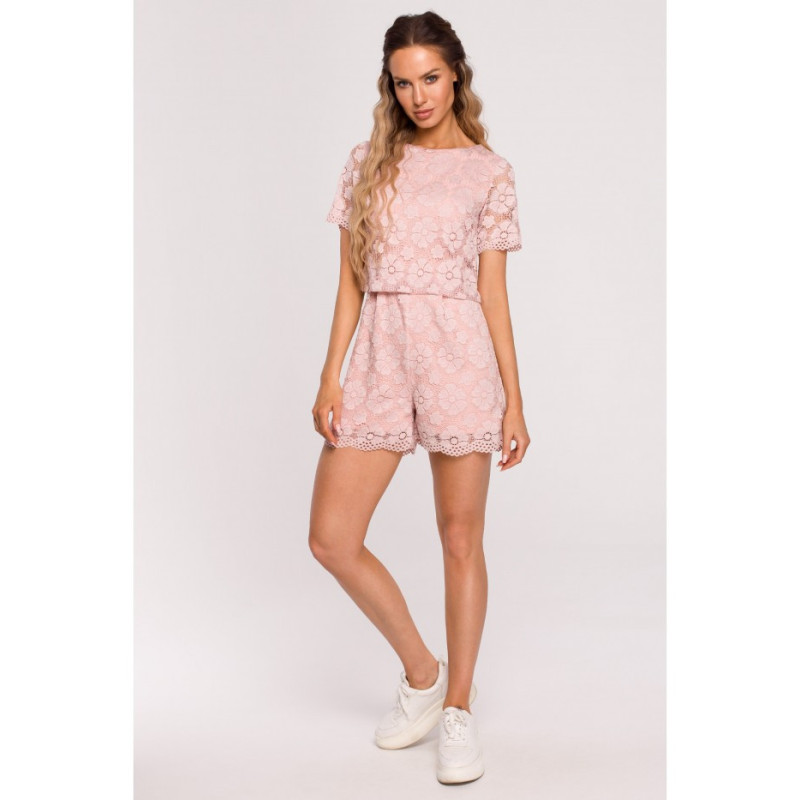 M671 Kombinezon koronkowy z krótkimi nogawkami - pudrowy